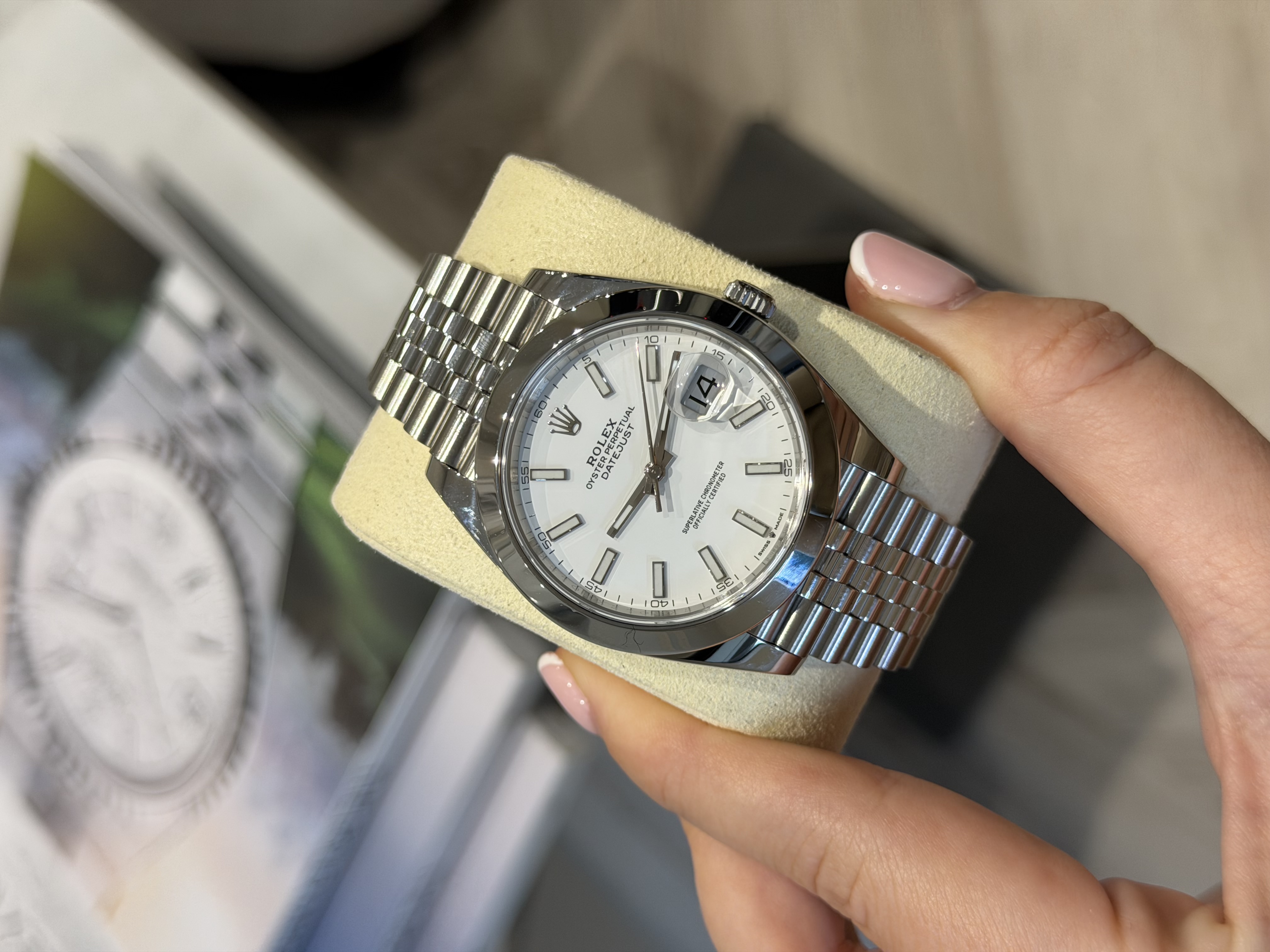 Rolex Datejust 41 Smooth White Baton Dial – Jubilee — view 2
